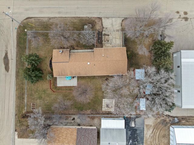 815 39th St SE, Minot, ND 58701