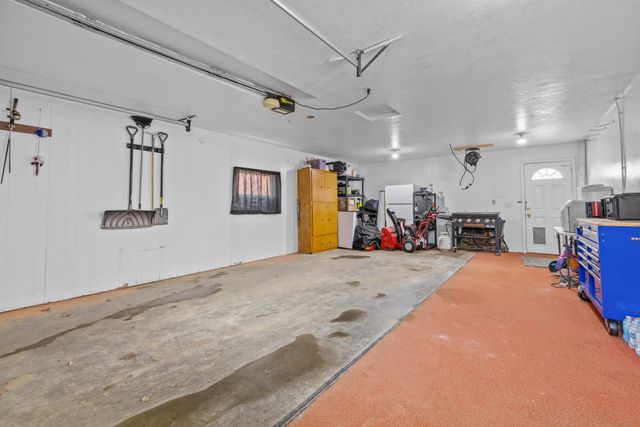 815 39th St SE, Minot, ND 58701