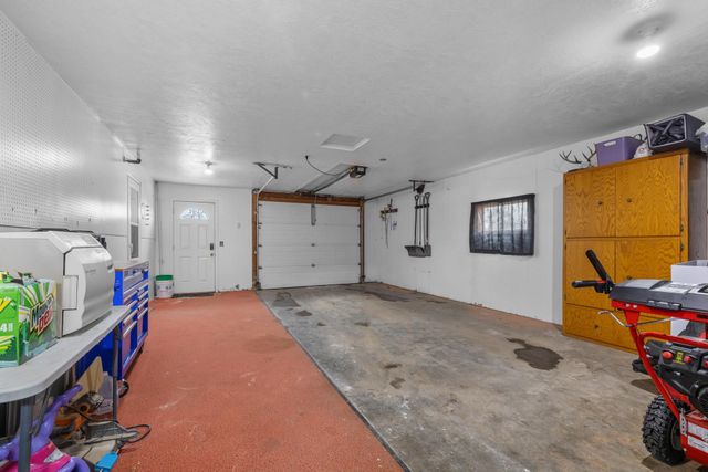 815 39th St SE, Minot, ND 58701
