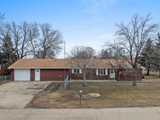 815 39th St SE, Minot, ND 58701
