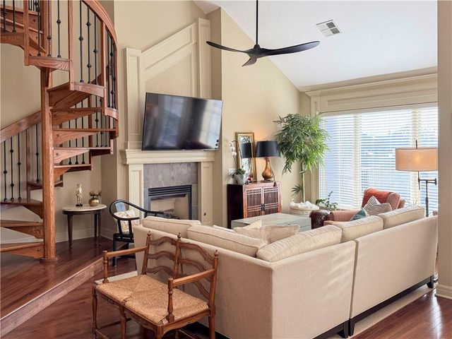 10531 Mission Road 312, Leawood, KS 66206