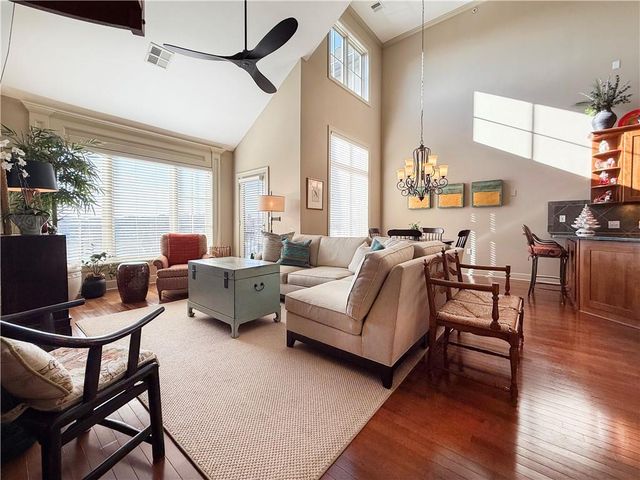 10531 Mission Road 312, Leawood, KS 66206