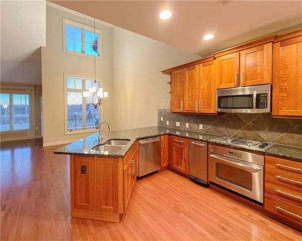 10531 Mission Road 312, Leawood, KS 66206