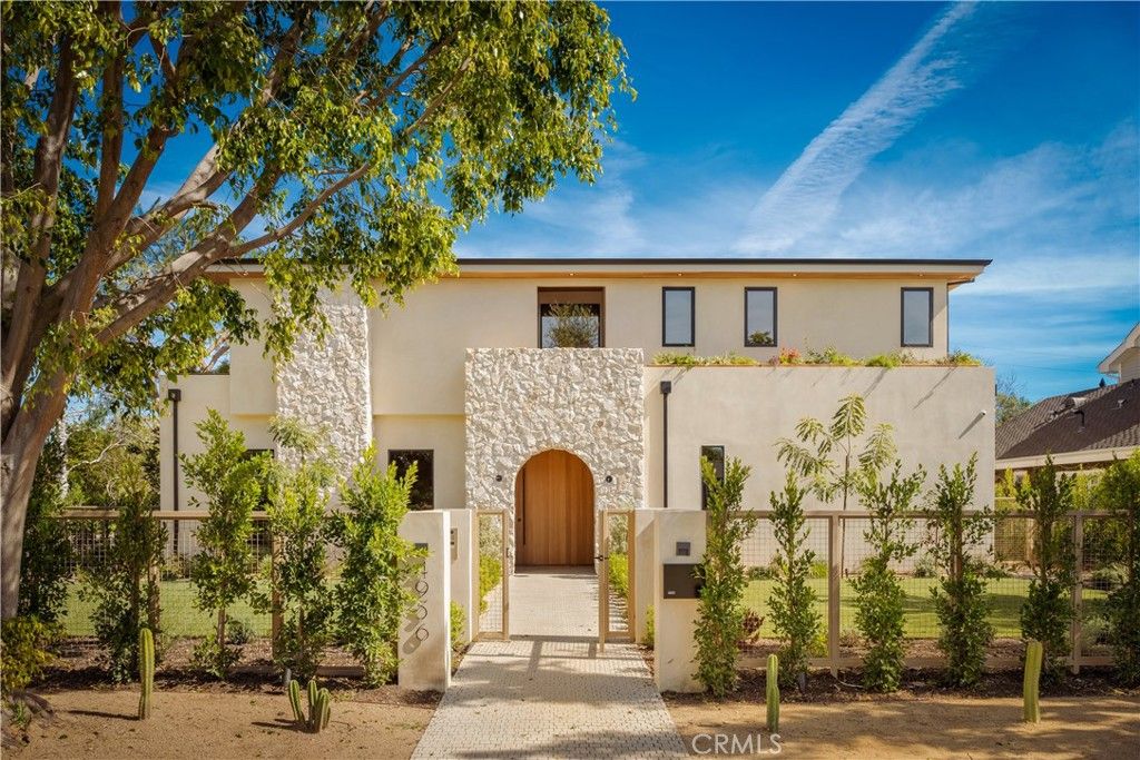 Image 1 of property listing at 4956 Gentry Avenue, Valley Village, CA 91607