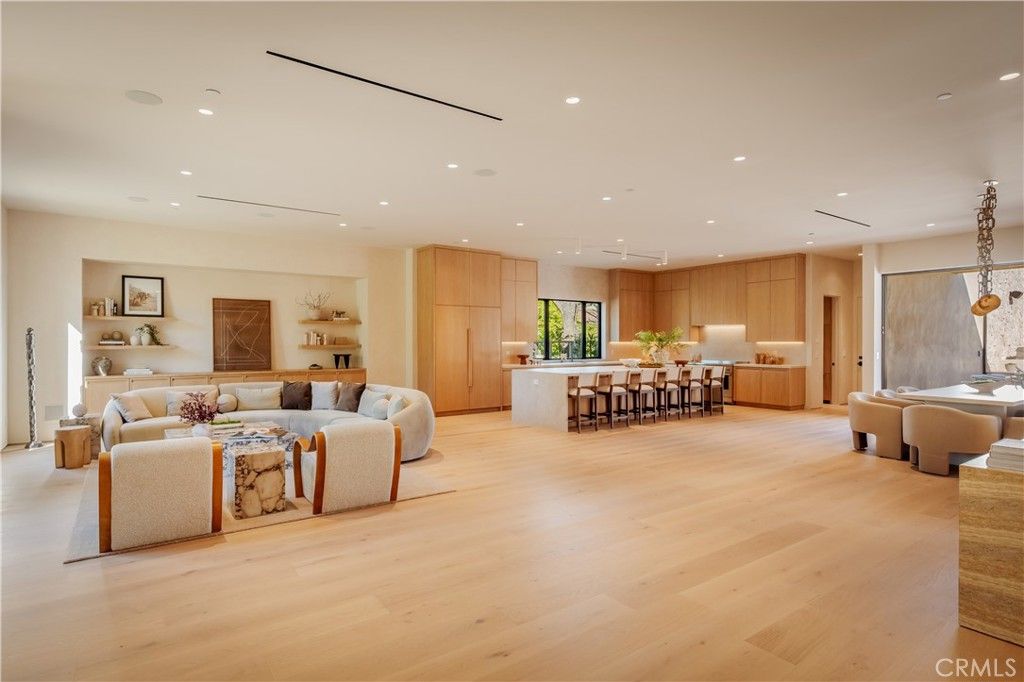 Image 10 of property listing at 4956 Gentry Avenue, Valley Village, CA 91607