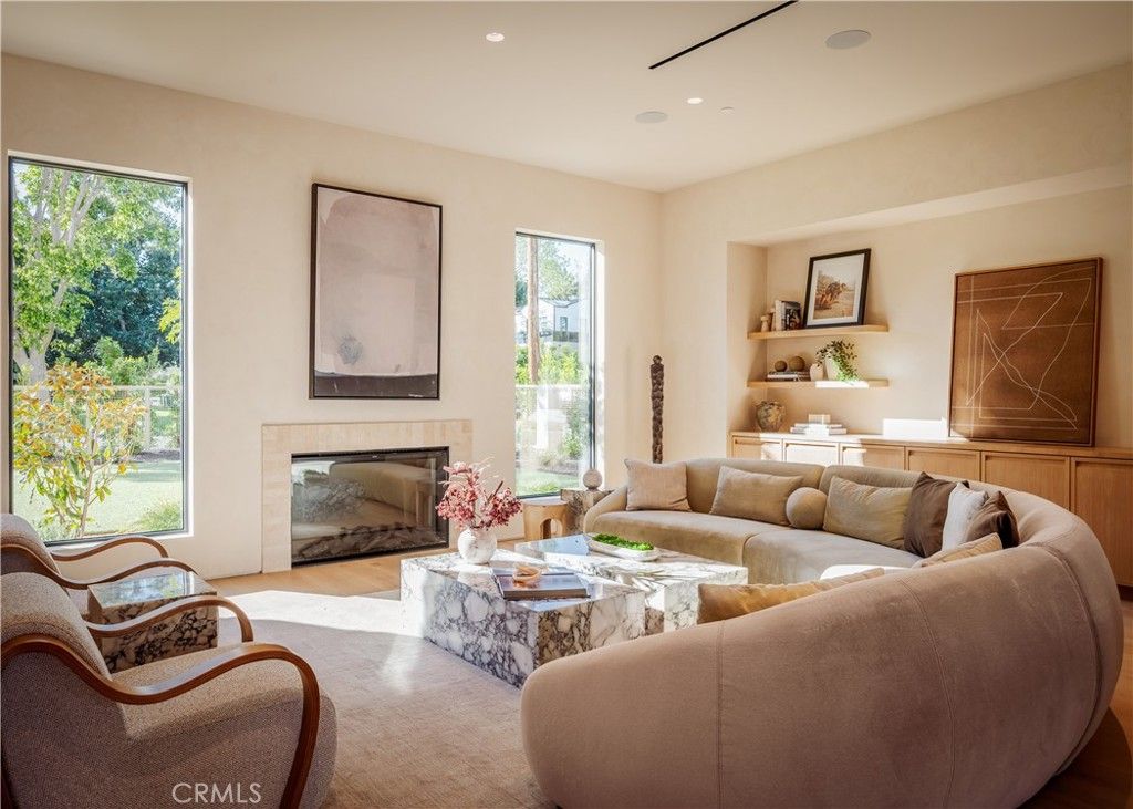 Image 11 of property listing at 4956 Gentry Avenue, Valley Village, CA 91607