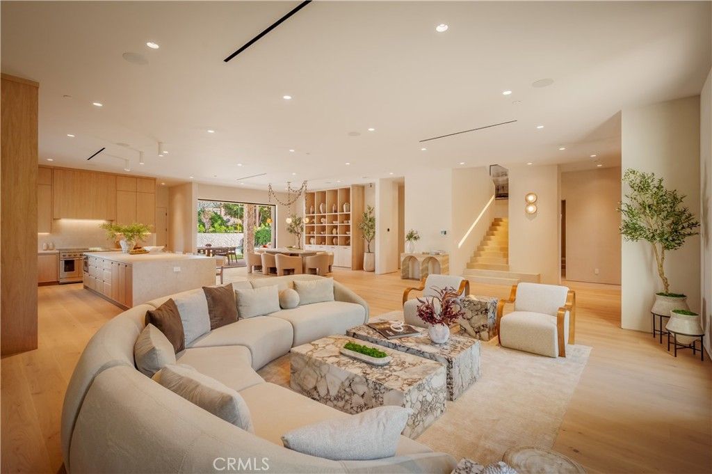 Image 13 of property listing at 4956 Gentry Avenue, Valley Village, CA 91607