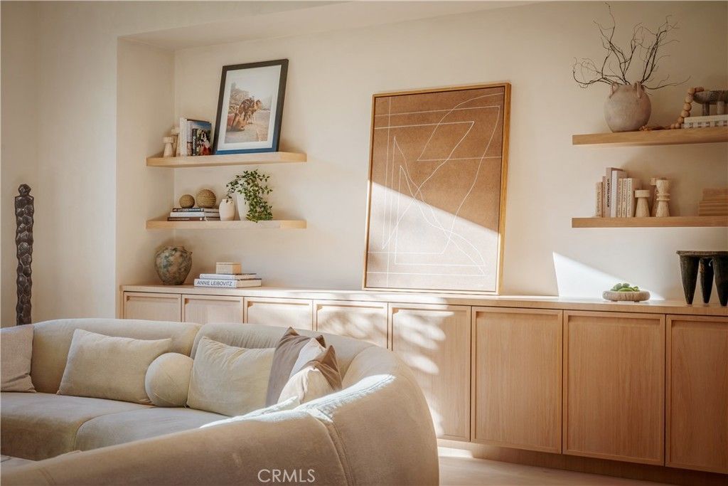Image 14 of property listing at 4956 Gentry Avenue, Valley Village, CA 91607