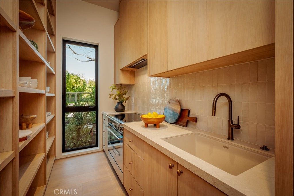 Image 20 of property listing at 4956 Gentry Avenue, Valley Village, CA 91607