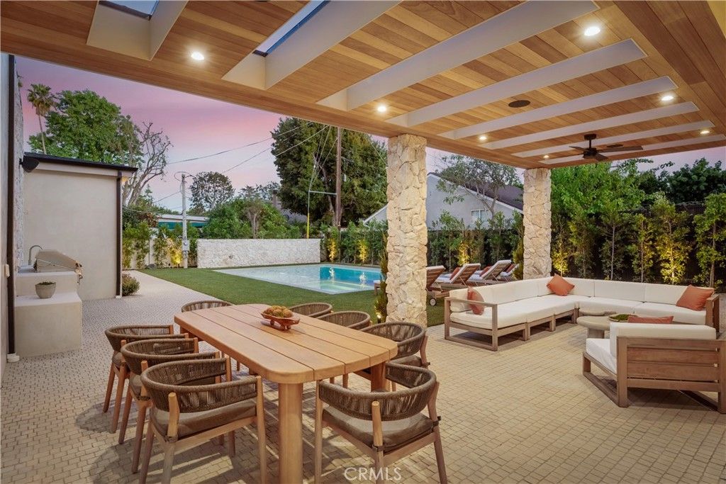 Image 23 of property listing at 4956 Gentry Avenue, Valley Village, CA 91607