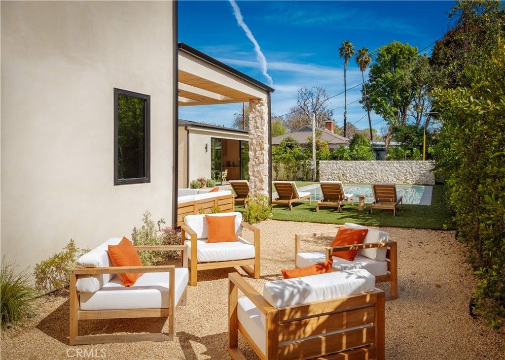 Image 26 of property listing at 4956 Gentry Avenue, Valley Village, CA 91607