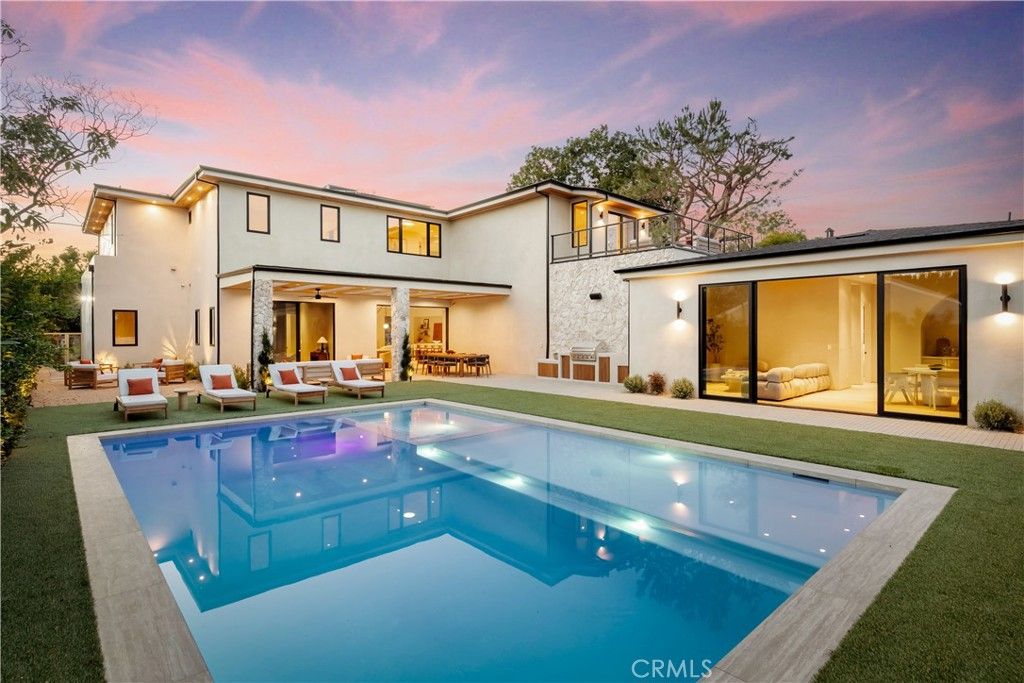Image 3 of property listing at 4956 Gentry Avenue, Valley Village, CA 91607