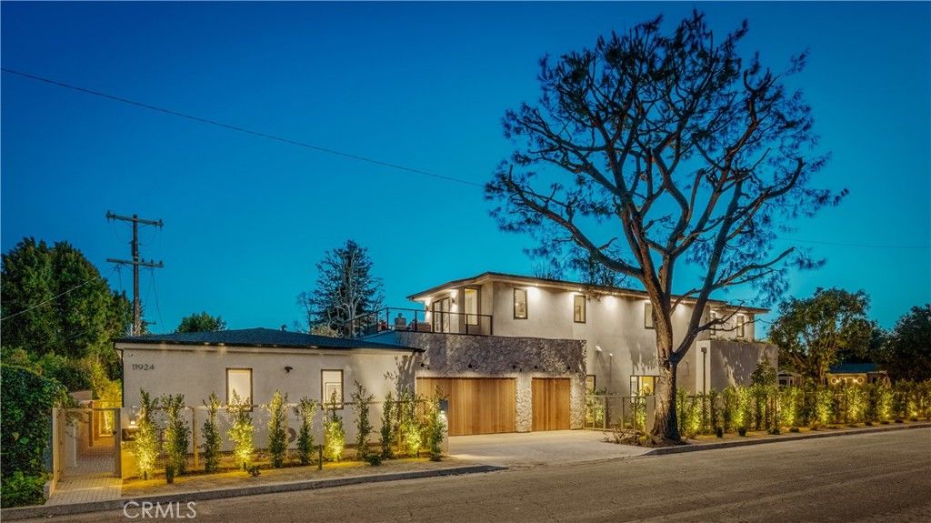 Image 4 of property listing at 4956 Gentry Avenue, Valley Village, CA 91607