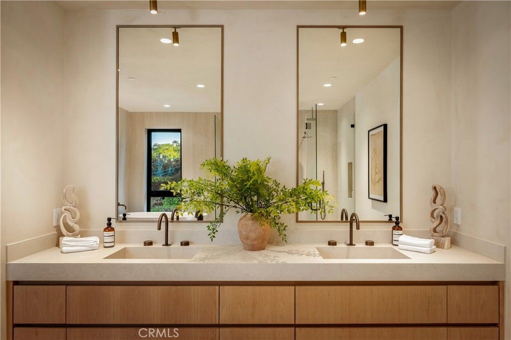 Image 42 of property listing at 4956 Gentry Avenue, Valley Village, CA 91607