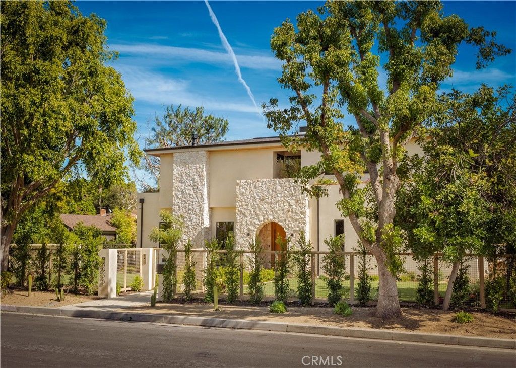 Image 5 of property listing at 4956 Gentry Avenue, Valley Village, CA 91607