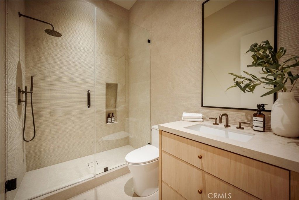 Image 52 of property listing at 4956 Gentry Avenue, Valley Village, CA 91607
