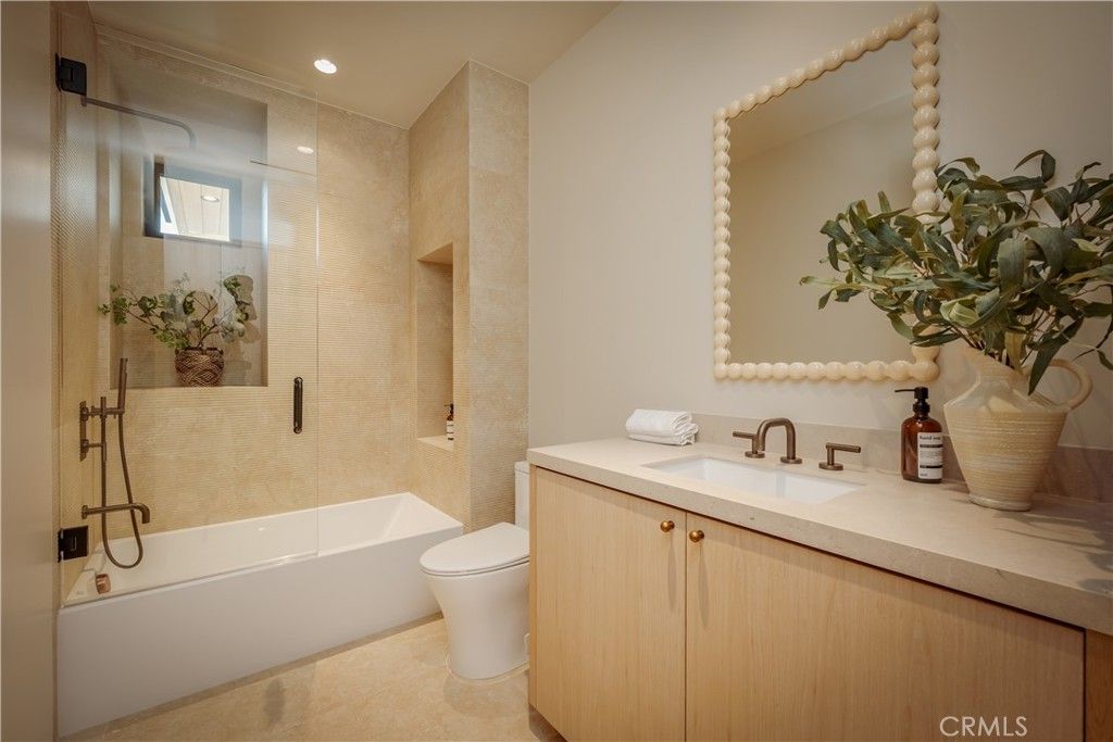Image 55 of property listing at 4956 Gentry Avenue, Valley Village, CA 91607