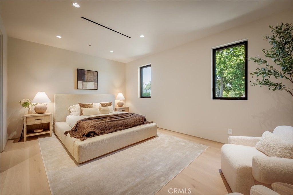 Image 60 of property listing at 4956 Gentry Avenue, Valley Village, CA 91607