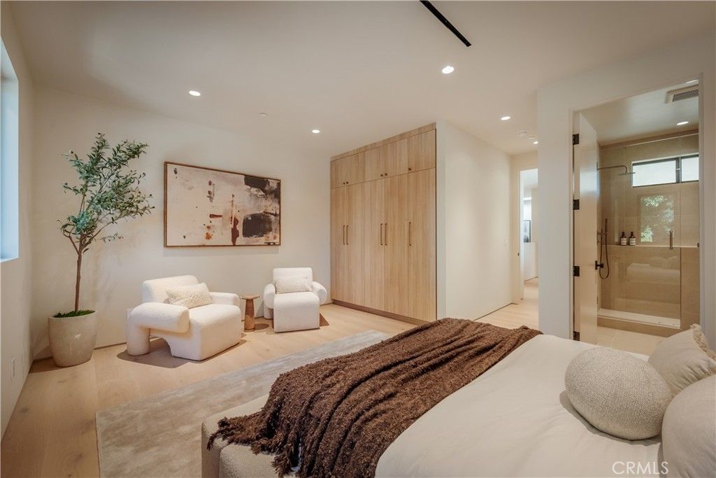 Image 61 of property listing at 4956 Gentry Avenue, Valley Village, CA 91607