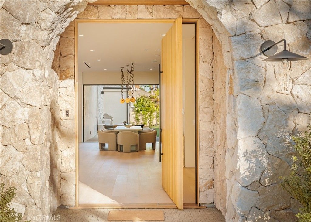 Image 7 of property listing at 4956 Gentry Avenue, Valley Village, CA 91607