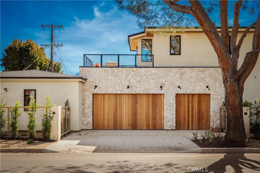 Image 75 of property listing at 4956 Gentry Avenue, Valley Village, CA 91607