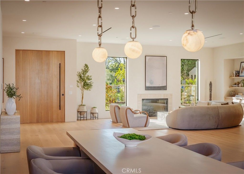 Image 9 of property listing at 4956 Gentry Avenue, Valley Village, CA 91607