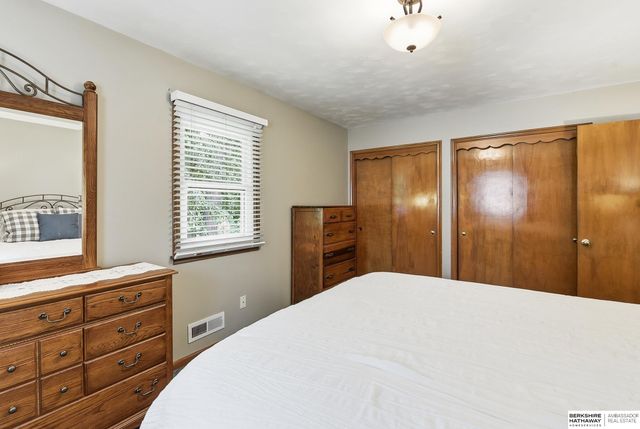 10934 Spring Street, Omaha, NE 68144