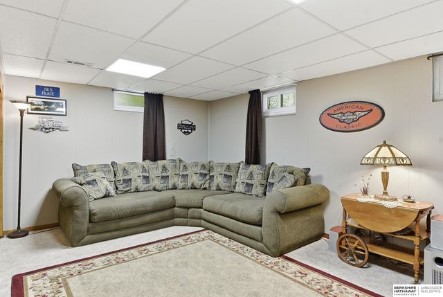 10934 Spring Street, Omaha, NE 68144