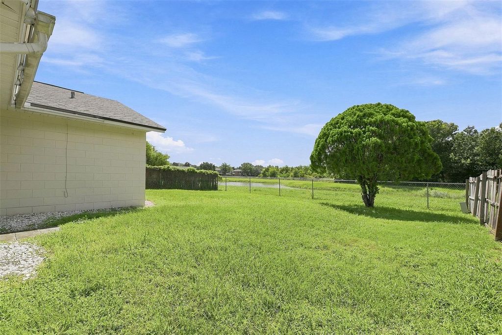 Image 20 of property listing at 7720 LAKESIDE WOODS DRIVE, Orlando, FL 32810