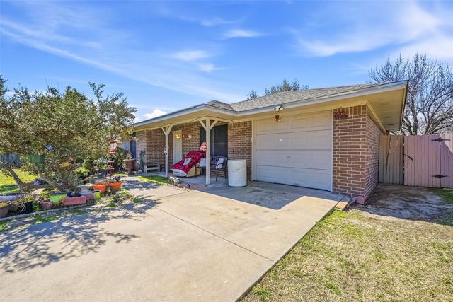 821 Jennifer Court, Sanger, TX 76266