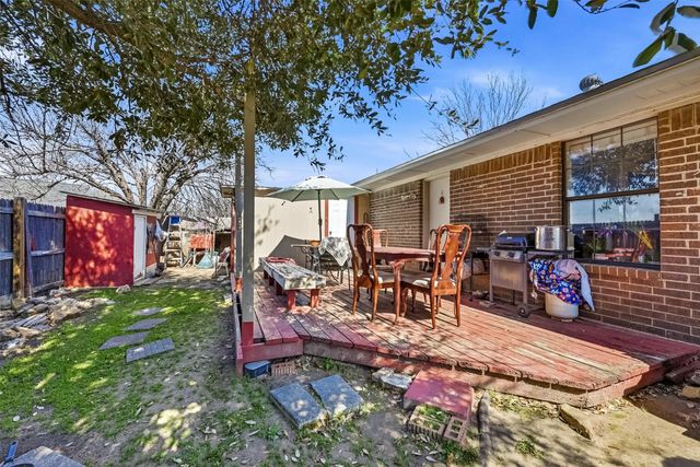 821 Jennifer Court, Sanger, TX 76266