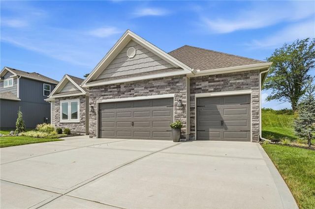 10322 N Winchester Avenue, Kansas City, MO 64156