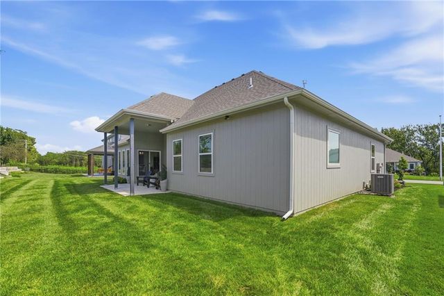 10322 N Winchester Avenue, Kansas City, MO 64156