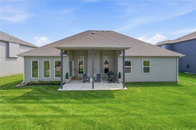 10322 N Winchester Avenue, Kansas City, MO 64156