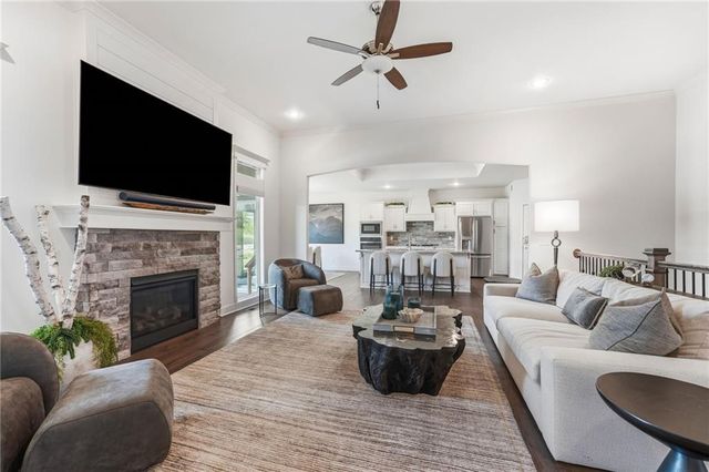10322 N Winchester Avenue, Kansas City, MO 64156