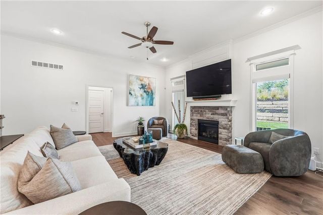 10322 N Winchester Avenue, Kansas City, MO 64156