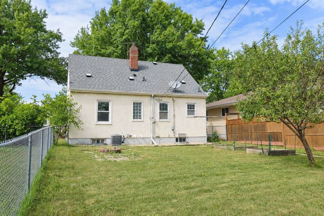 1874 Hawthorne Avenue E, Saint Paul, MN 55119