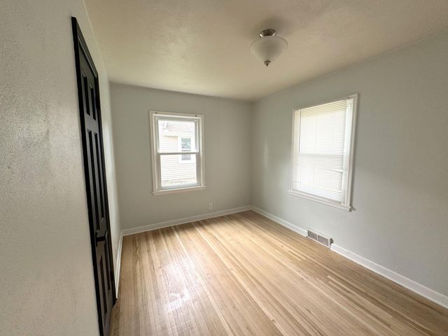 1874 Hawthorne Avenue E, Saint Paul, MN 55119