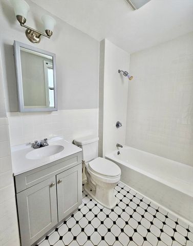 39 Grafton St, Brockton, MA 02301