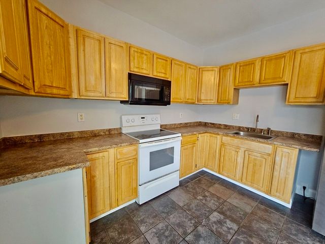 39 Grafton St, Brockton, MA 02301