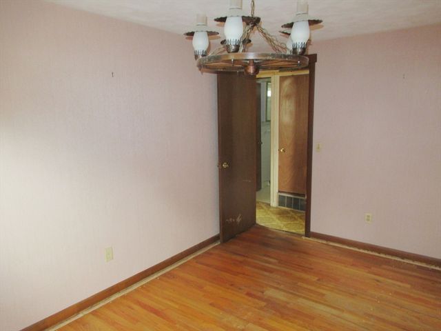 35 Tioga St, Springfield, MA 01128