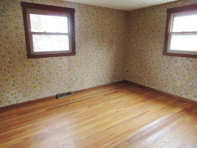 35 Tioga St, Springfield, MA 01128