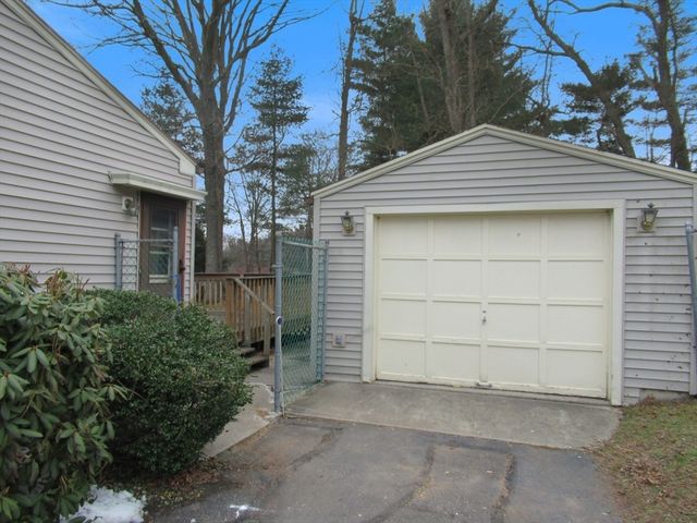 35 Tioga St, Springfield, MA 01128