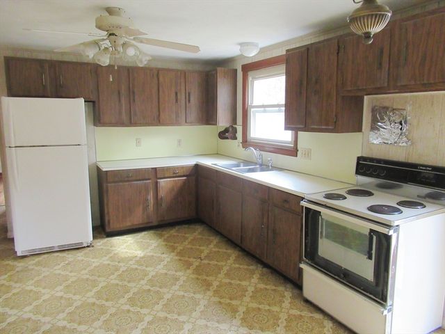 35 Tioga St, Springfield, MA 01128