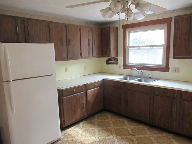35 Tioga St, Springfield, MA 01128