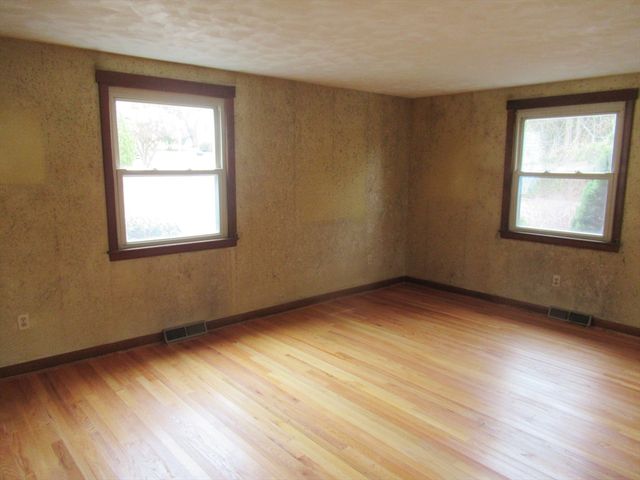 35 Tioga St, Springfield, MA 01128