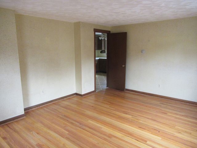 35 Tioga St, Springfield, MA 01128