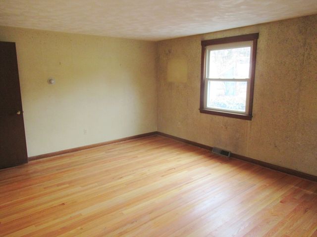 35 Tioga St, Springfield, MA 01128