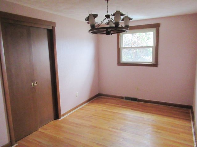 35 Tioga St, Springfield, MA 01128