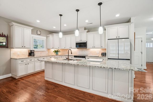31 N Anvil Avenue, Hendersonville, NC 28792